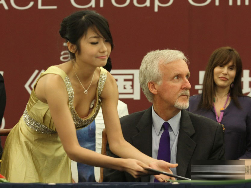 卡梅隆来京合拍3D电影 礼仪小姐性感装束吸睛672 / 作者:十滴水 / 帖子ID:24748