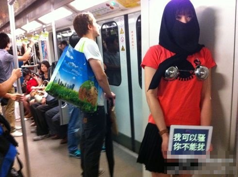 央视台大门外车顶竟有“美女晒羞”490 / 作者:平安大叔 / 帖子ID:24712