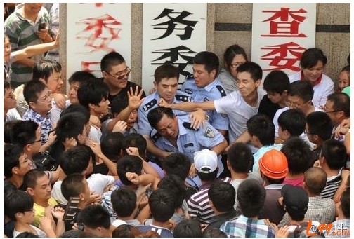 日前江苏15W民众暴乱围攻市政府797 / 作者:linjiabu / 帖子ID:24380