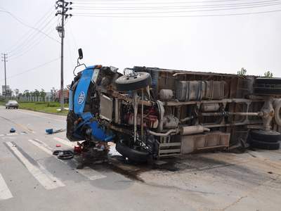 全州一大货车侧翻四人全遇难。922 / 作者:平安大叔 / 帖子ID:25024