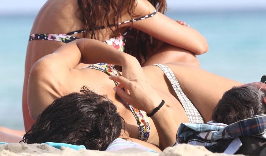 名模比基尼海滩骑异性肩头 豪放当众脱胸衣325 / 作者:十滴水 / 帖子ID:26138