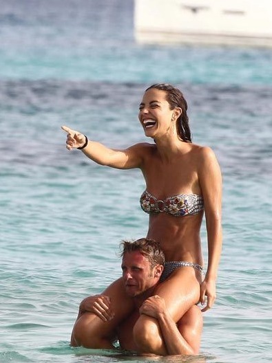 名模比基尼海滩骑异性肩头 豪放当众脱胸衣284 / 作者:十滴水 / 帖子ID:26138