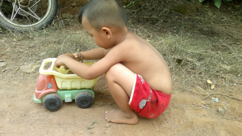 搞泥巴巴的小孩子！820 / 作者:十滴水 / 帖子ID:26991