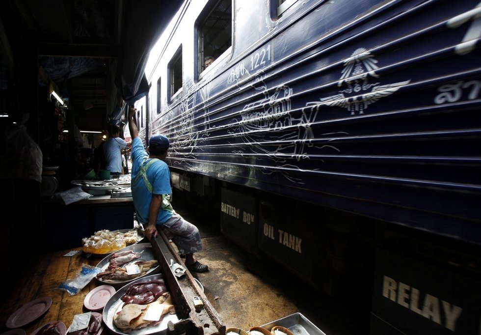 -正宗铁路菜市---泰国铁路市场惊险刺激-----179 / 作者:十滴水 / 帖子ID:35590