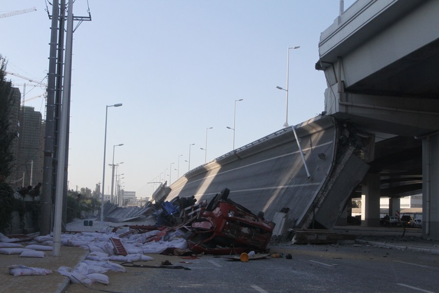 海湾大桥倒塌图片