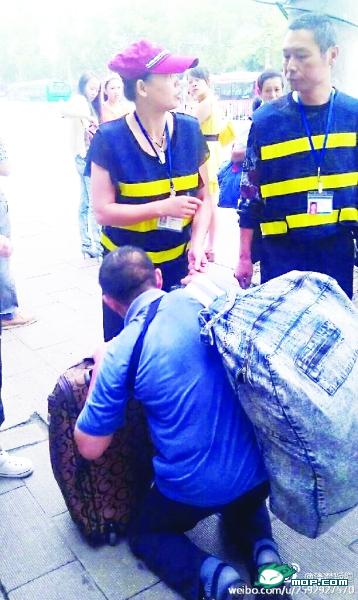 农民工乱扔烟头跪求免罚 执法女：让他跪着(图)621 / 作者:俗人 / 帖子ID:37480