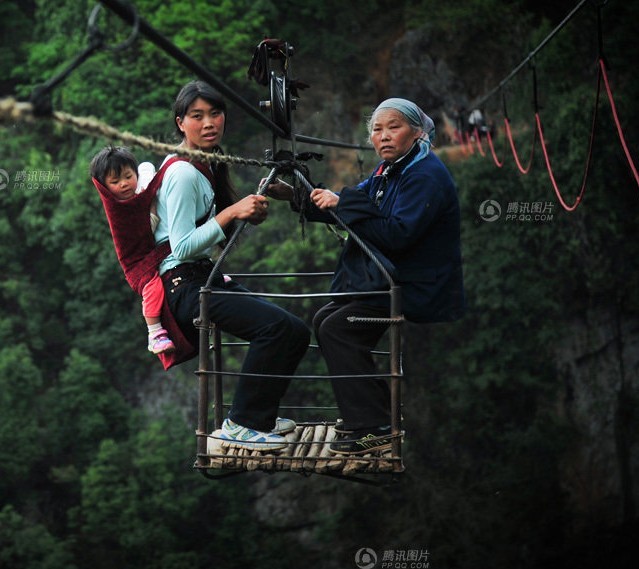 山区村民坐溜索飞渡百米峡谷687 / 作者:小雨点 / 帖子ID:37607