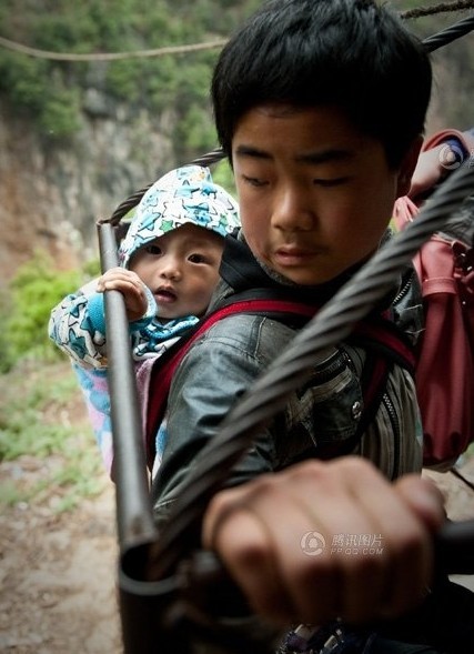 山区村民坐溜索飞渡百米峡谷238 / 作者:小雨点 / 帖子ID:37607