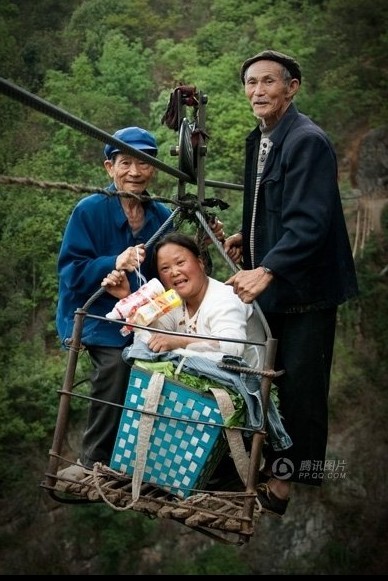 山区村民坐溜索飞渡百米峡谷590 / 作者:小雨点 / 帖子ID:37607