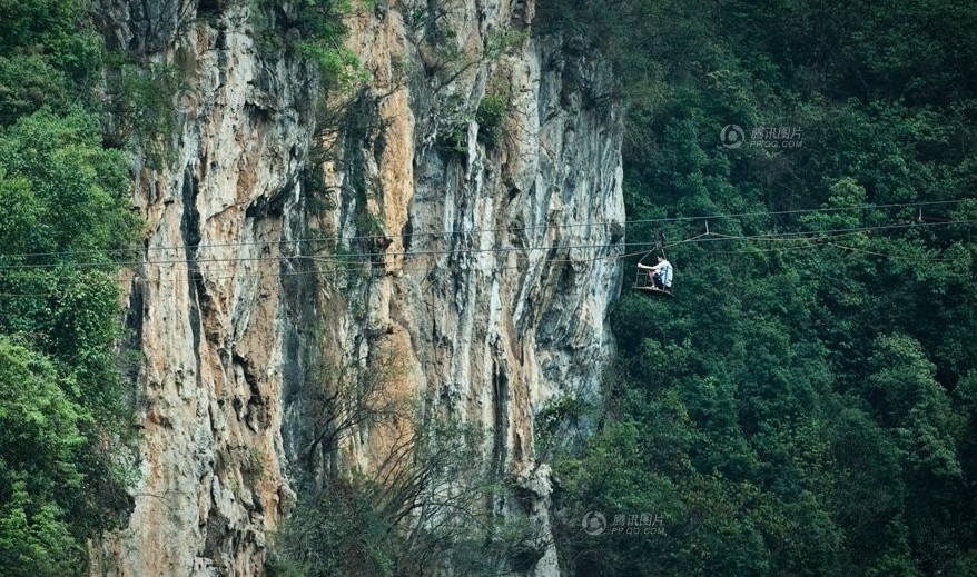 山区村民坐溜索飞渡百米峡谷561 / 作者:小雨点 / 帖子ID:37607