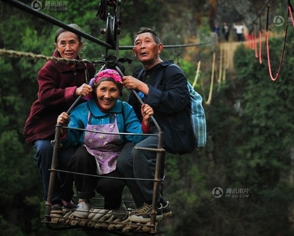山区村民坐溜索飞渡百米峡谷955 / 作者:小雨点 / 帖子ID:37607
