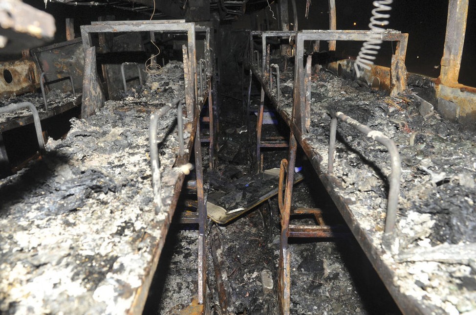 安徽双层卧铺大巴起火被烧成空壳161 / 作者:∑⌒不过_如此 / 帖子ID:38062