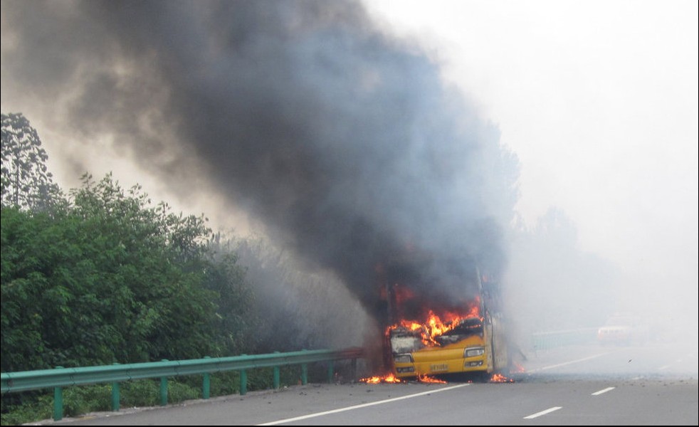 安徽双层卧铺大巴起火被烧成空壳642 / 作者:∑⌒不过_如此 / 帖子ID:38062