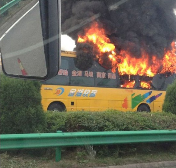 安徽双层卧铺大巴起火被烧成空壳611 / 作者:∑⌒不过_如此 / 帖子ID:38062