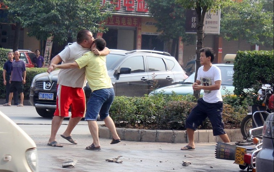 组图：湖南娄底两摩托车相撞 车主互殴受伤139 / 作者:小雨点 / 帖子ID:38147