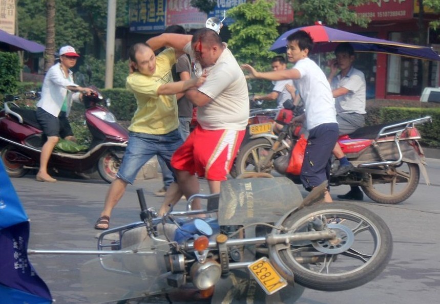 组图：湖南娄底两摩托车相撞 车主互殴受伤221 / 作者:小雨点 / 帖子ID:38147