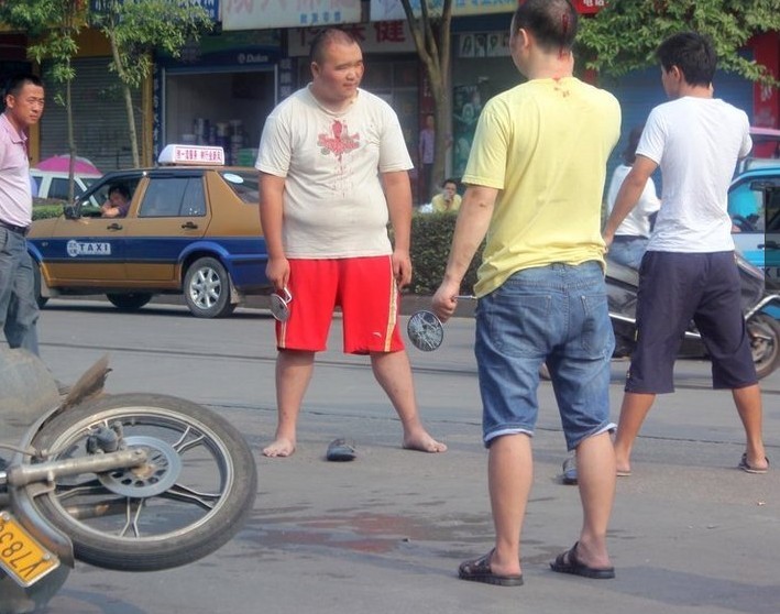 组图：湖南娄底两摩托车相撞 车主互殴受伤773 / 作者:小雨点 / 帖子ID:38147