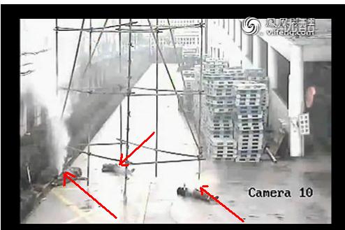 监拍四民工搬脚手架误碰万伏高压电 瞬间身体爆燃618 / 作者:平安大叔 / 帖子ID:38315
