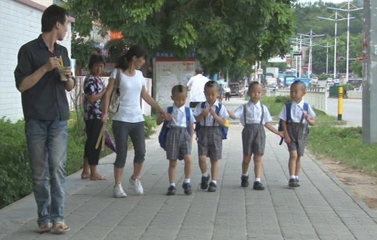 深圳四胞胎编号“1234”去上学22 / 作者:小雨点 / 帖子ID:48271