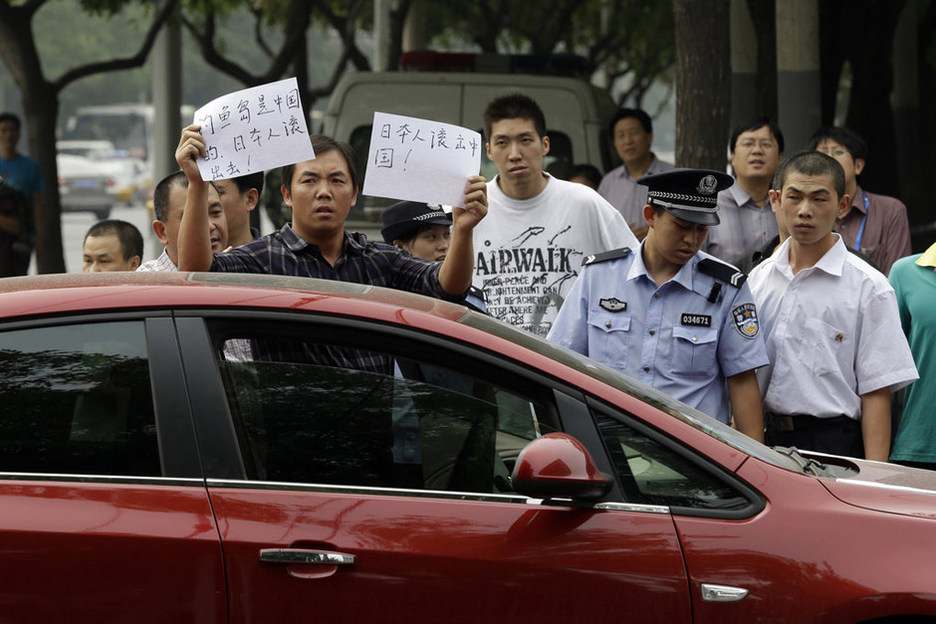 北京一男子驾车直撞日本大使馆【组图】737 / 作者:黄子 / 帖子ID:54292