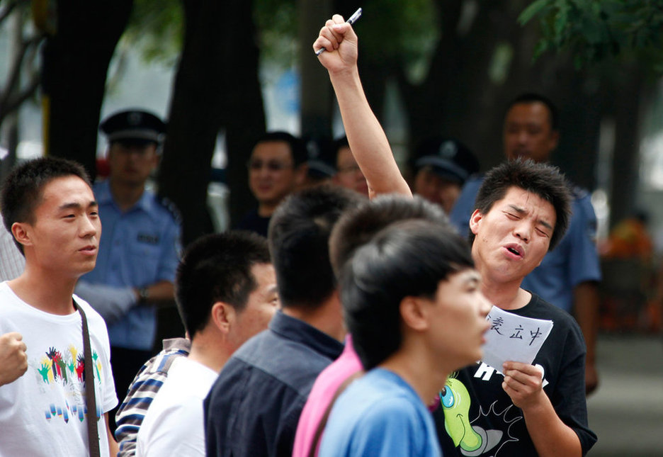 北京一男子驾车直撞日本大使馆【组图】424 / 作者:黄子 / 帖子ID:54292