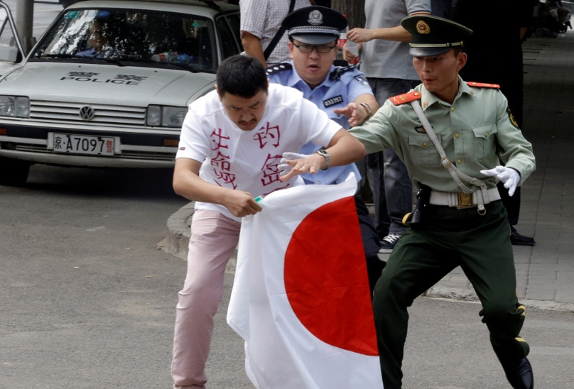 北京一男子驾车直撞日本大使馆【组图】156 / 作者:黄子 / 帖子ID:54292