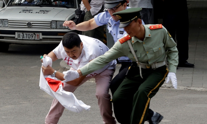 北京一男子驾车直撞日本大使馆【组图】86 / 作者:黄子 / 帖子ID:54292