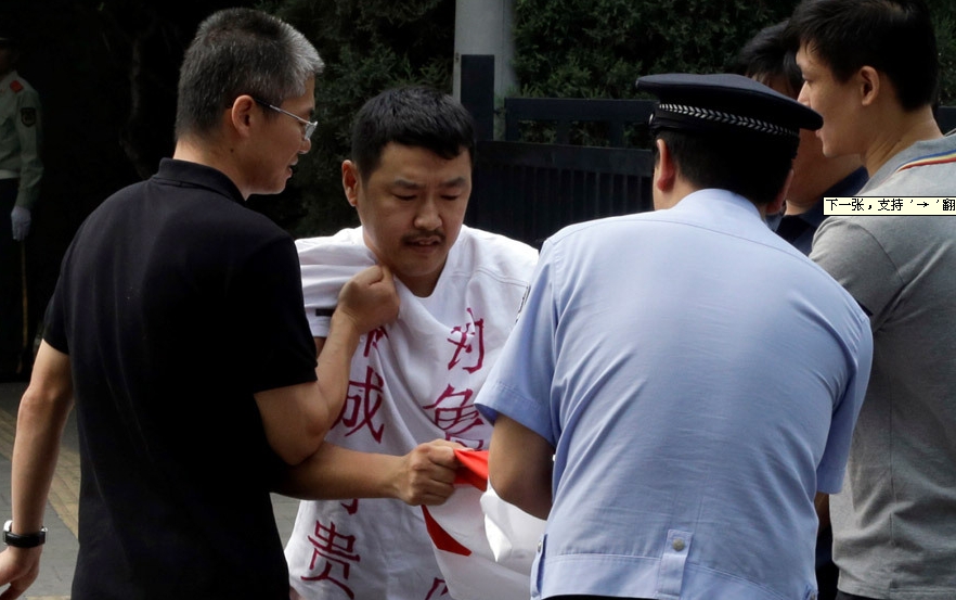 北京一男子驾车直撞日本大使馆【组图】123 / 作者:黄子 / 帖子ID:54292