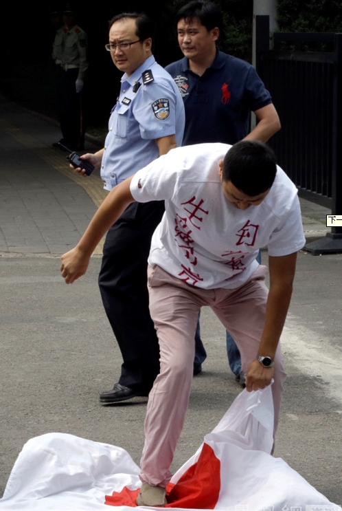 北京一男子驾车直撞日本大使馆【组图】556 / 作者:黄子 / 帖子ID:54292