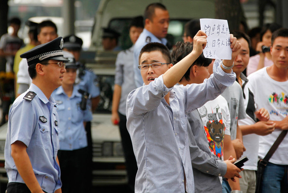 北京一男子驾车直撞日本大使馆【组图】449 / 作者:黄子 / 帖子ID:54292