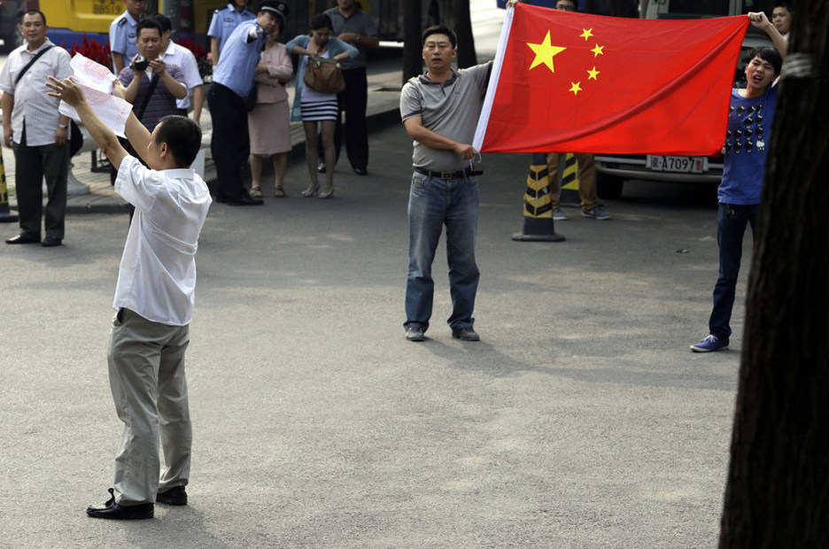 北京一男子驾车直撞日本大使馆【组图】713 / 作者:黄子 / 帖子ID:54292