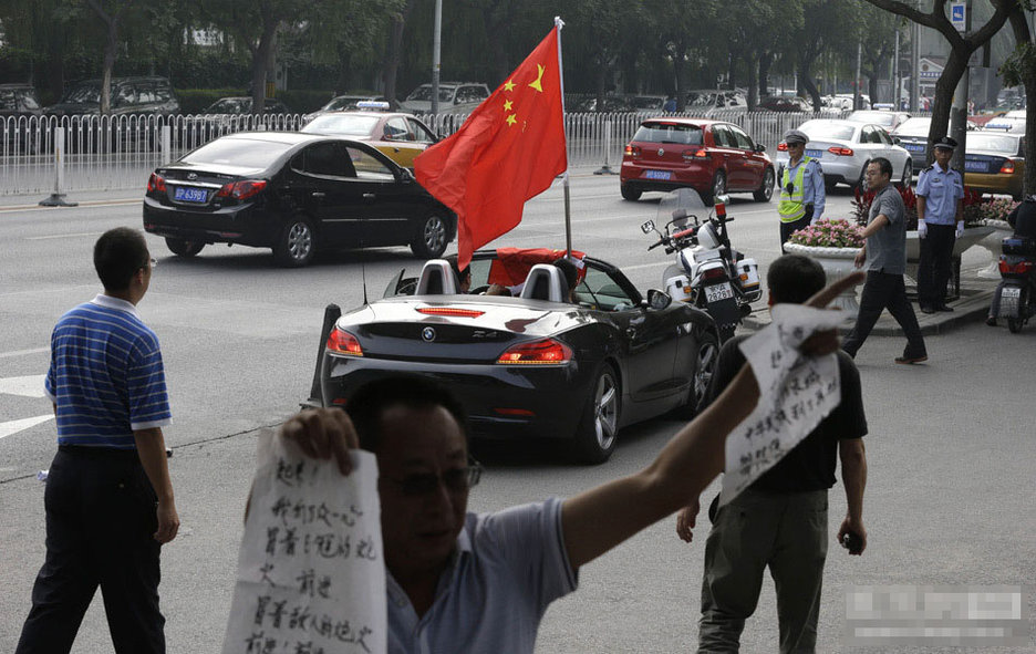 北京一男子驾车直撞日本大使馆【组图】371 / 作者:黄子 / 帖子ID:54292