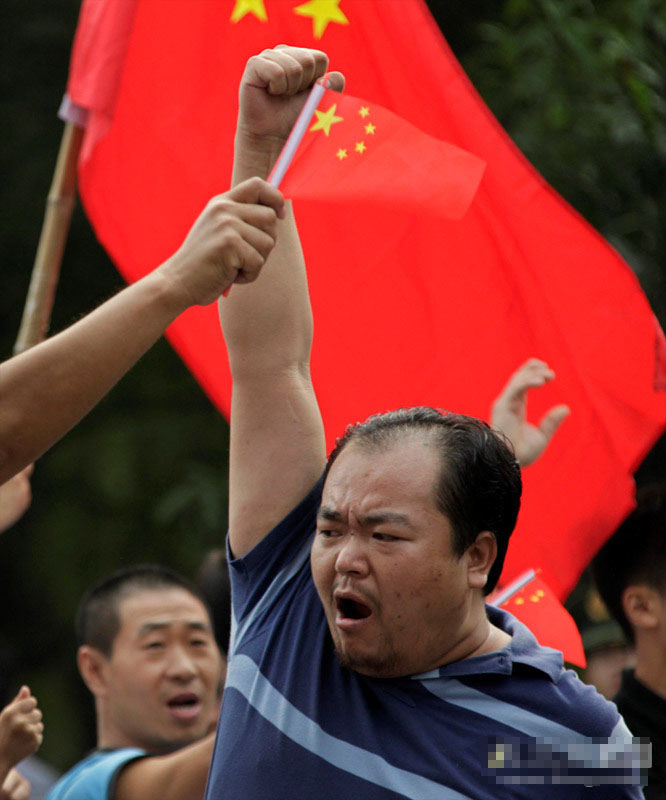 北京一男子驾车直撞日本大使馆【组图】749 / 作者:黄子 / 帖子ID:54292