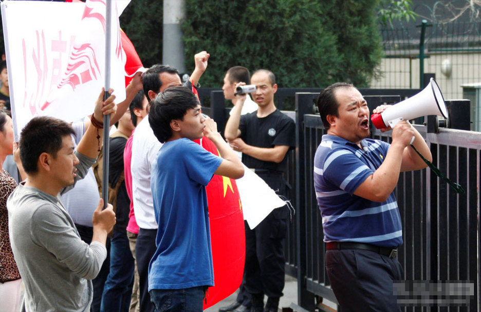 北京一男子驾车直撞日本大使馆【组图】984 / 作者:黄子 / 帖子ID:54292