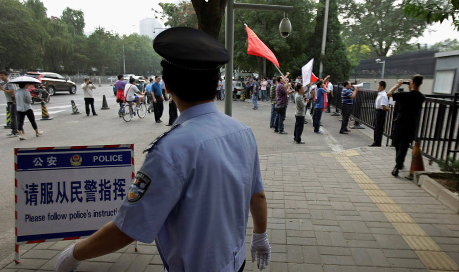 北京一男子驾车直撞日本大使馆【组图】90 / 作者:黄子 / 帖子ID:54292