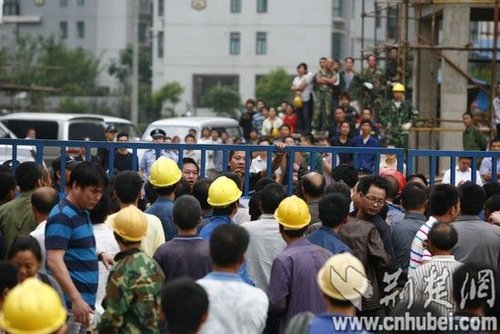 武汉建筑工地升降机从高空坠落 已致19人身亡814 / 作者:瑶族老 / 帖子ID:54395