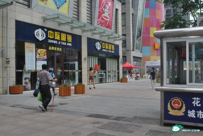 江汉路步行街宝利金广场惊现 “出租女”，你凑热闹没？252 / 作者:坐吃山空 / 帖子ID:55008