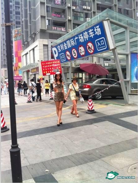 江汉路步行街宝利金广场惊现 “出租女”，你凑热闹没？767 / 作者:坐吃山空 / 帖子ID:55008