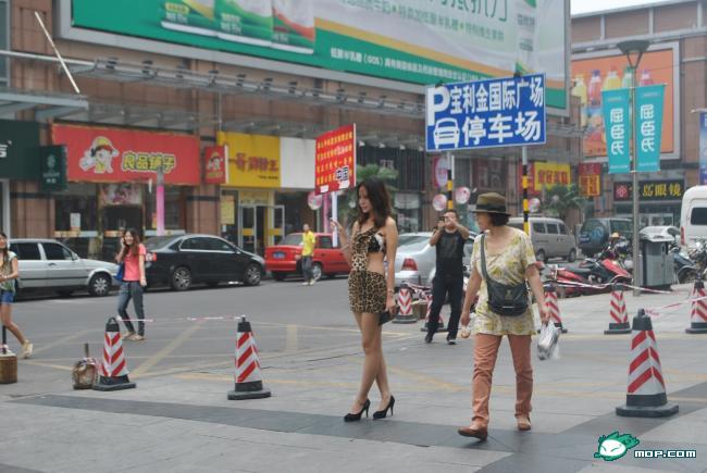 江汉路步行街宝利金广场惊现 “出租女”，你凑热闹没？287 / 作者:坐吃山空 / 帖子ID:55008