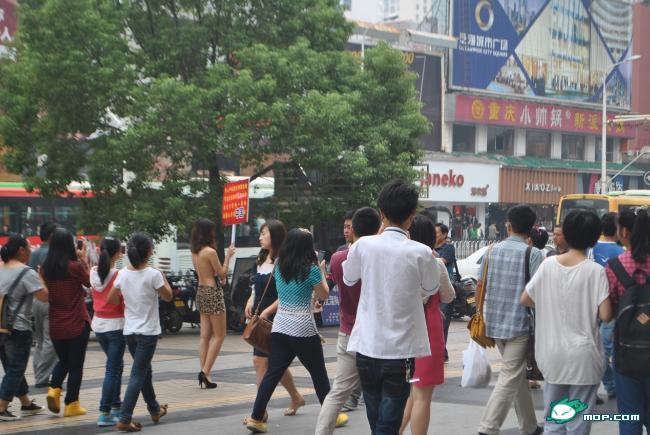 江汉路步行街宝利金广场惊现 “出租女”，你凑热闹没？995 / 作者:坐吃山空 / 帖子ID:55008