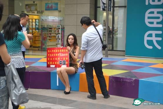 江汉路步行街宝利金广场惊现 “出租女”，你凑热闹没？277 / 作者:坐吃山空 / 帖子ID:55008