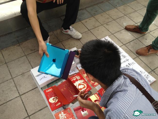 八天长假八张请柬，无奈男摆滩贱卖iphone，引围观437 / 作者:坐吃山空 / 帖子ID:55009