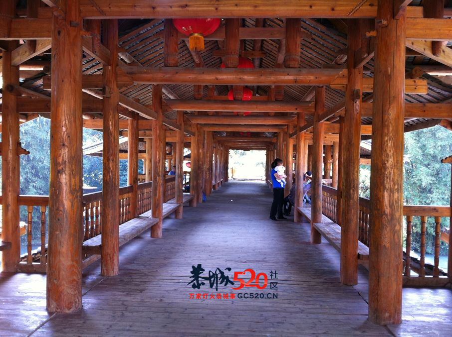 红岩村风雨桥护栏脱落，游客不慎跌落受伤349 / 作者:社区小编 / 帖子ID:56919
