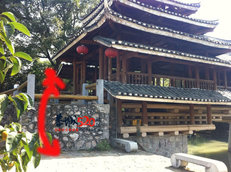 红岩村风雨桥护栏脱落，游客不慎跌落受伤942 / 作者:社区小编 / 帖子ID:56919