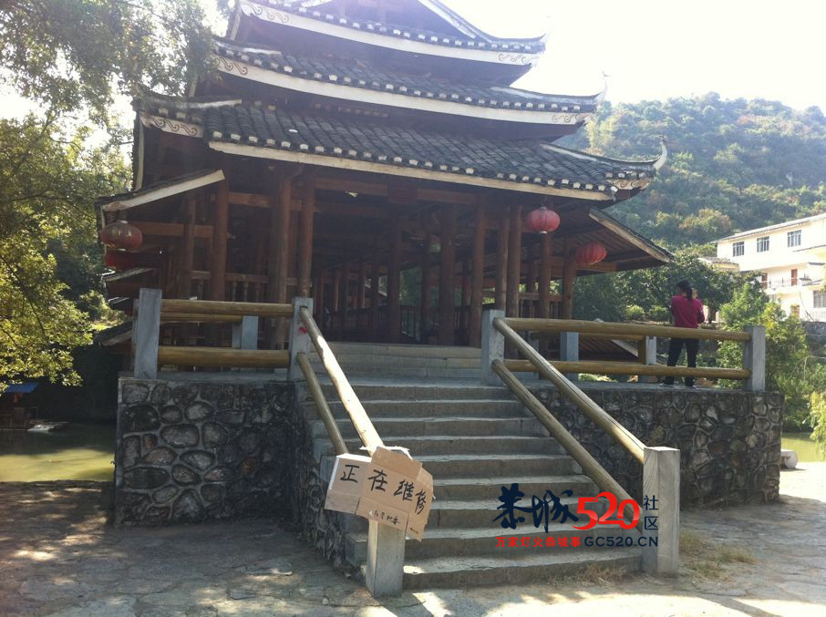 红岩村风雨桥护栏脱落，游客不慎跌落受伤264 / 作者:社区小编 / 帖子ID:56919