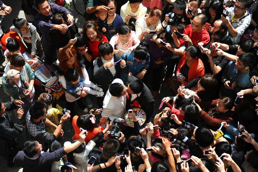 高清：福建首对男同志公开结婚 千人围观943 / 作者:小雨点 / 帖子ID:56923