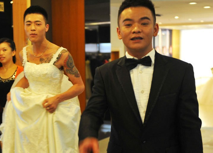 高清：福建首对男同志公开结婚 千人围观165 / 作者:小雨点 / 帖子ID:56923