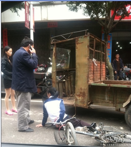 城中西路发生车祸，惊险一幕被拍下来35 / 作者:穷人 / 帖子ID:57765