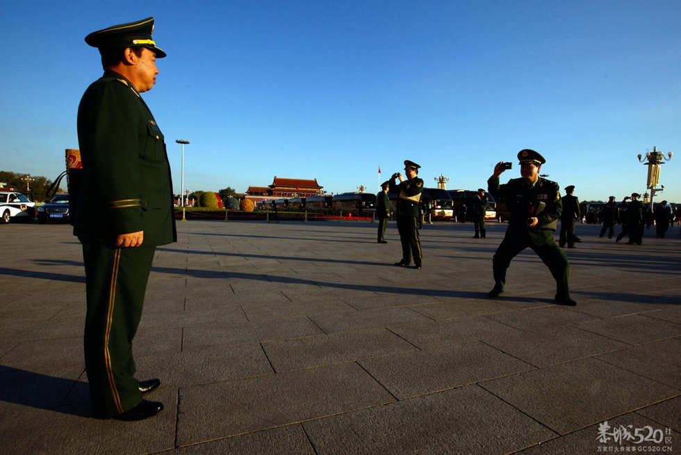 中共十八大闭幕后【组图】522 / 作者:社区小编 / 帖子ID:58061