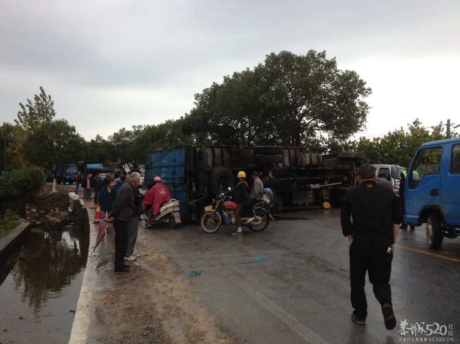 恭城高州路段发生交通事故,造成严重堵车！378 / 作者:穷人 / 帖子ID:58096